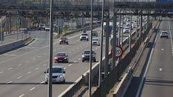 ¿Quién tiene la preferencia: el vehículo que va a velocidad máxima en la pista rápida o el que quiere sobrepasarlo?