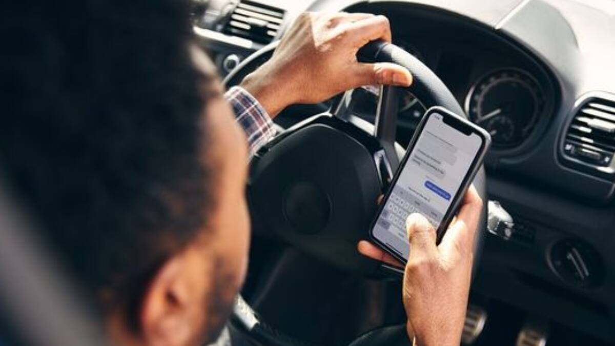 Multa por usar el celular al conducir: este es el monto que deberás pagar por infringir la Ley No Chat