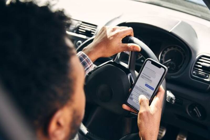 Conoce las multas que arrisgan los conductores por utilizar el celular mientras manejan.