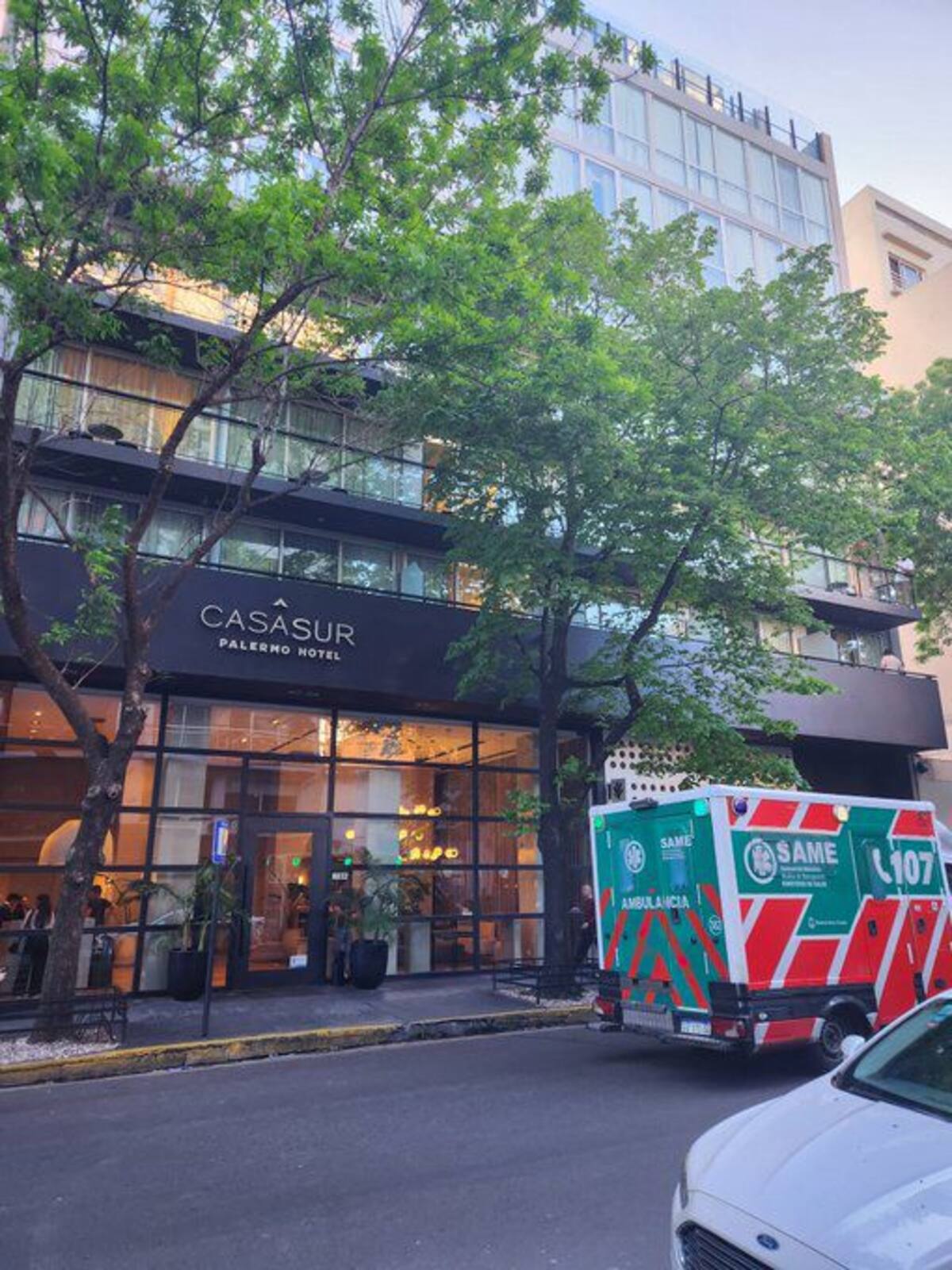 Personal del SAME en el hotel en que falleció el cantante.