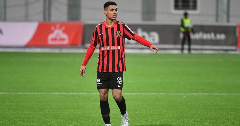debutó en la primera división de Suecia.