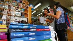 Ahorra en textos escolares en los populares puestos de libros de calle San Diego
