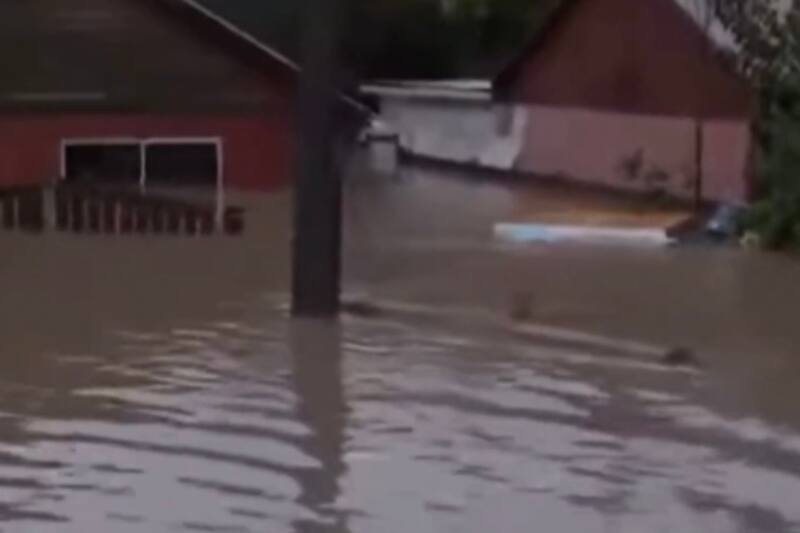 Imágenes de casas inundadas por el sistema frontal.