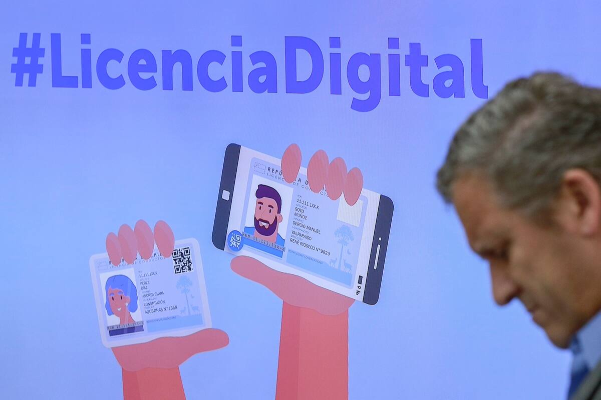Los chilenos ya pueden portar su licencia de conducir de manera digital, siempre y cuando la puedan obtener o renovar. Foto: Agencia Aton.