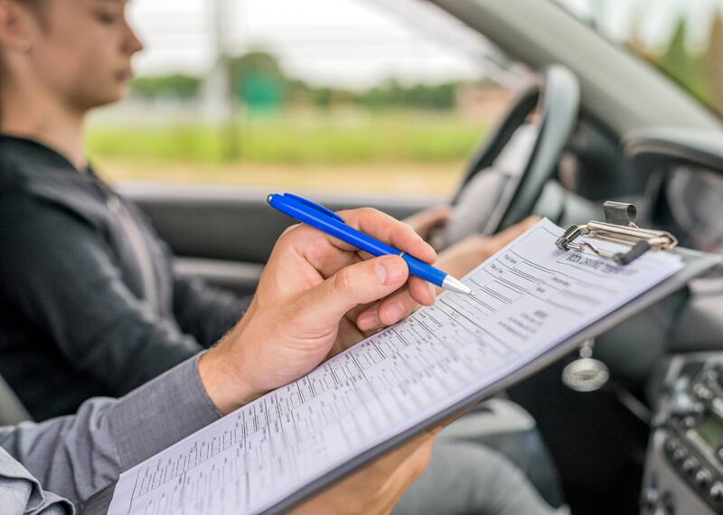 El examen para obtener la Licencia de conducir tiene una base de más de mil preguntas.