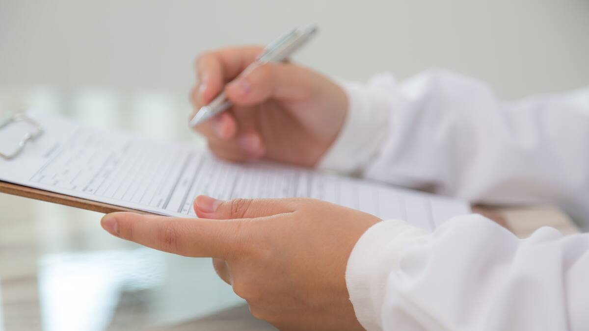 Trabajadores que presenten licencias médicas falsas arriesgan cárcel y multas de hasta $16.000.000