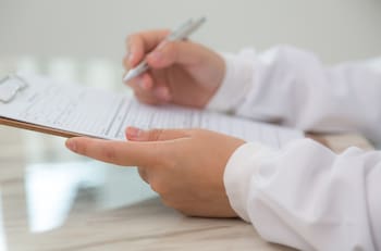 Trabajadores que presenten licencias médicas falsas arriesgan cárcel y multas de hasta $16.000.000