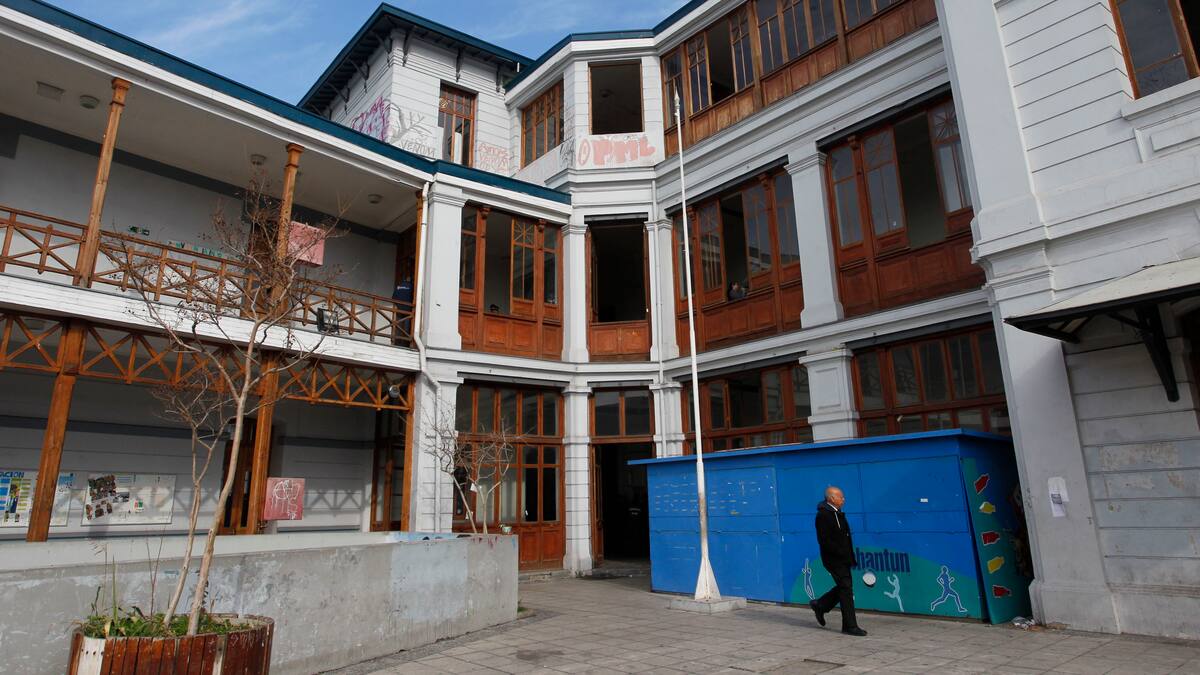 Liceos emblemáticos de Santiago: Estos establecimientos quedaron con cientos de cupos tras matrículas
