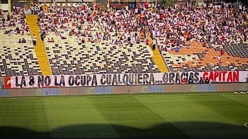VIDEO | El homenaje de los hinchas de Colo Colo a Esteban Pavez: “La 8 no la ocupa cualquiera”