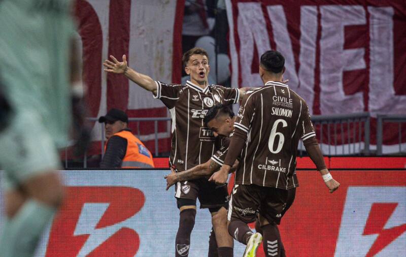 Guido Maintero fue el héroe de Platense ante Huracán.
