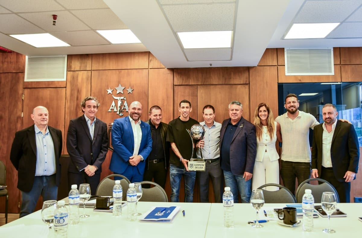Fueron a buscar la copa al escritorio: Chiqui Tapia protagoniza el mayor escándalo reciente del fútbol argentino