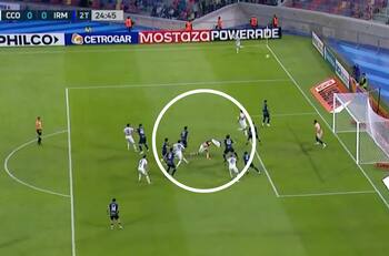 ¡Se sacó la camiseta! El insólito penal que sorprendió a todos en Argentina