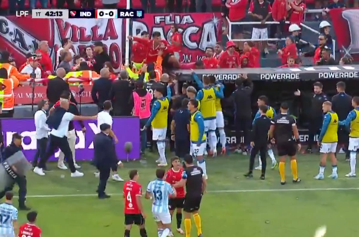 VIDEO | No aprenden: hinchas de Independiente atacan a los jugadores de Racing en el Clásico