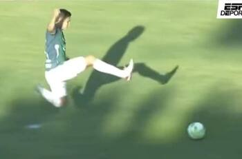 VIDEO | ¡Qué clase de Chiqui Chavarría es este! La brutal patada voladora que dejó a dos jugadores fuera de combate