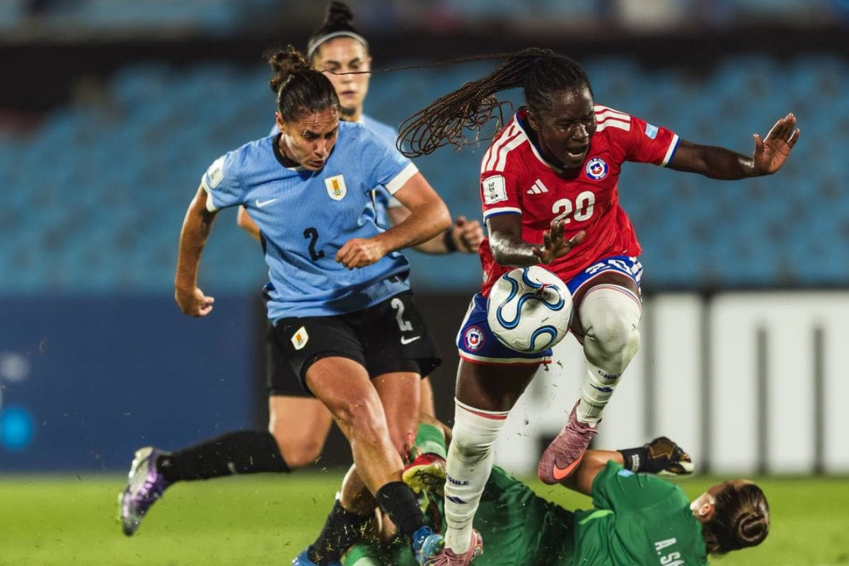 Chile volvió a meterse en la pelea tras ganarle a Uruguay. Foto: Comunicaciones/FFCh