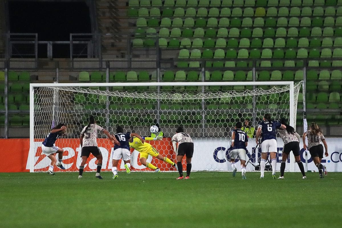 El penal que sentenció la victoria de Argentina. Foto: Agencia Aton.