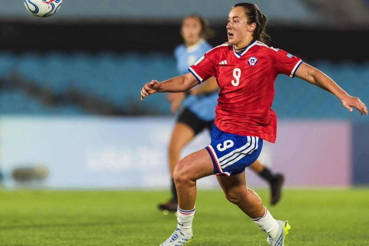 Chile enfrenta un partido clave ante Ecuador este viernes. En la imagen, la delanter Sonya Keefe durante el partido de la jornada pasada ante Uruguay en Montevideo. Foto: Comunicaciones/FFCh