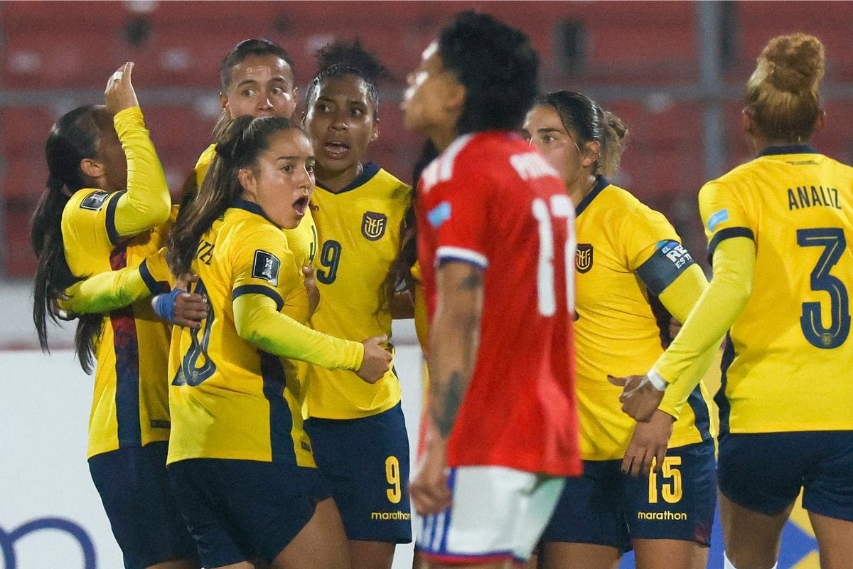Ecuador, que el viernes pasado eliminó de la competencia a Chile, se quedó dramáticamente con el último cupo al repechaje mundialista. Foto: Agencia Aton.