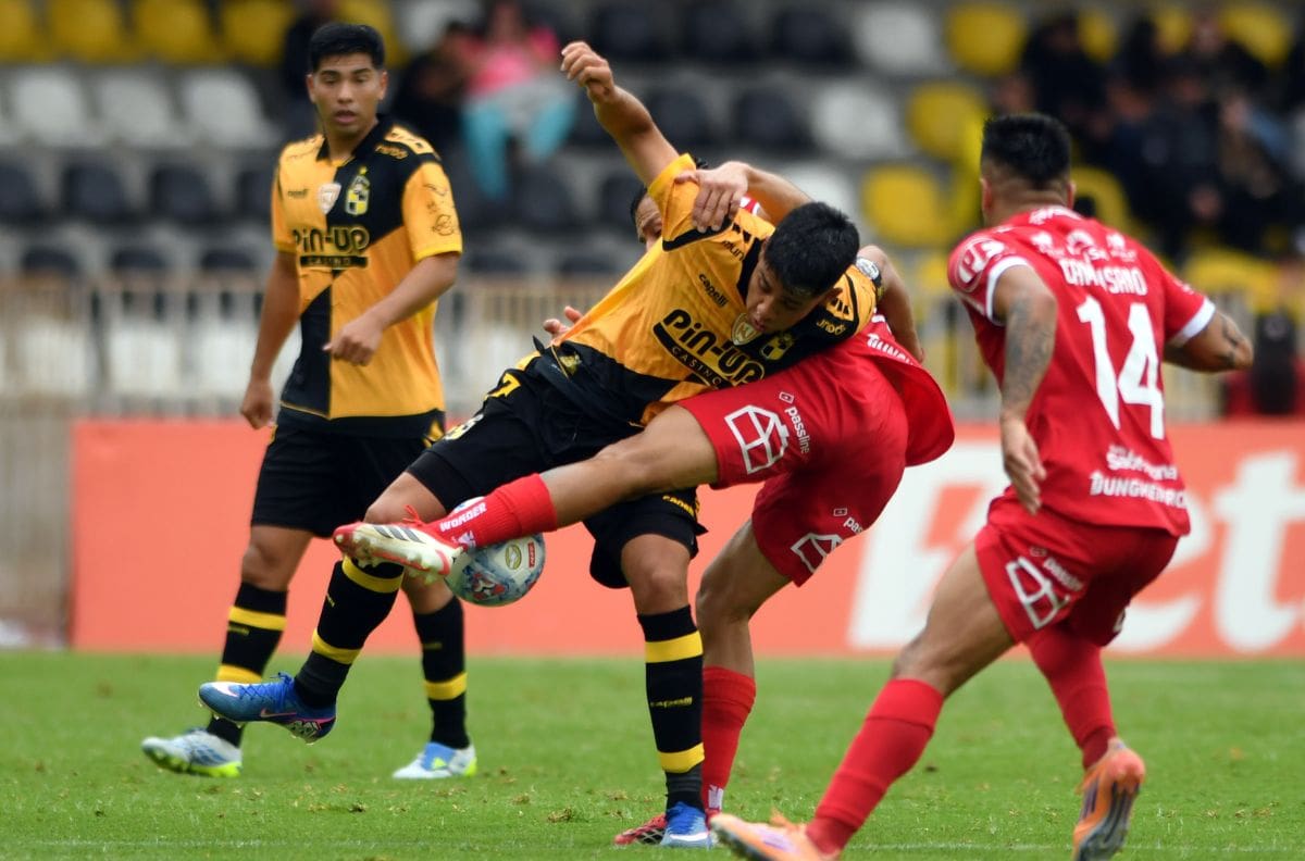 Coquimbo Unido y Ñublense repartieron unidades en el Francisco Sánchez Rumoroso