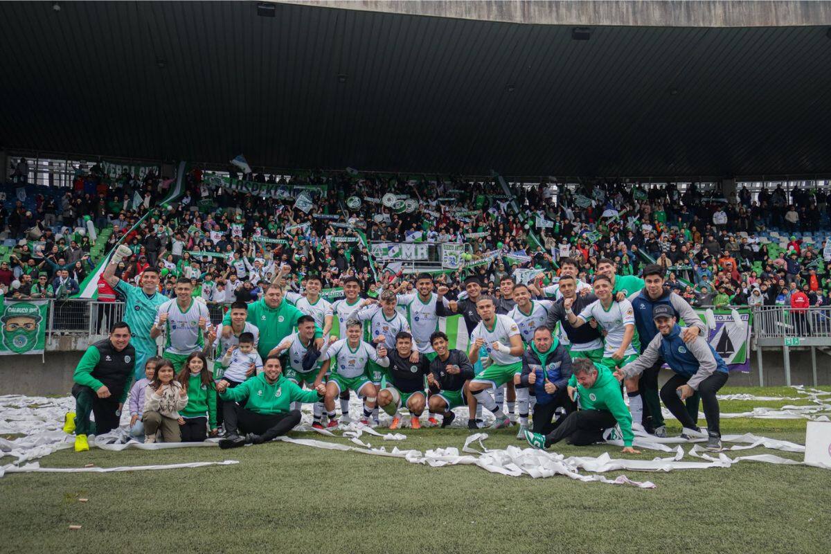 El plantel de Deportes Puerto Montt celebra con las casi 5 mil personas que llegaron a Chinquihue.
