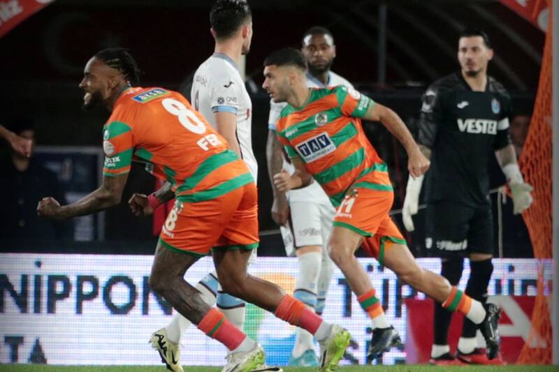 El delantero del Alanyaspor Oğuz Aydın (11) festeja tras el inmenso regalo de la retaguardia del Trabzonspor.