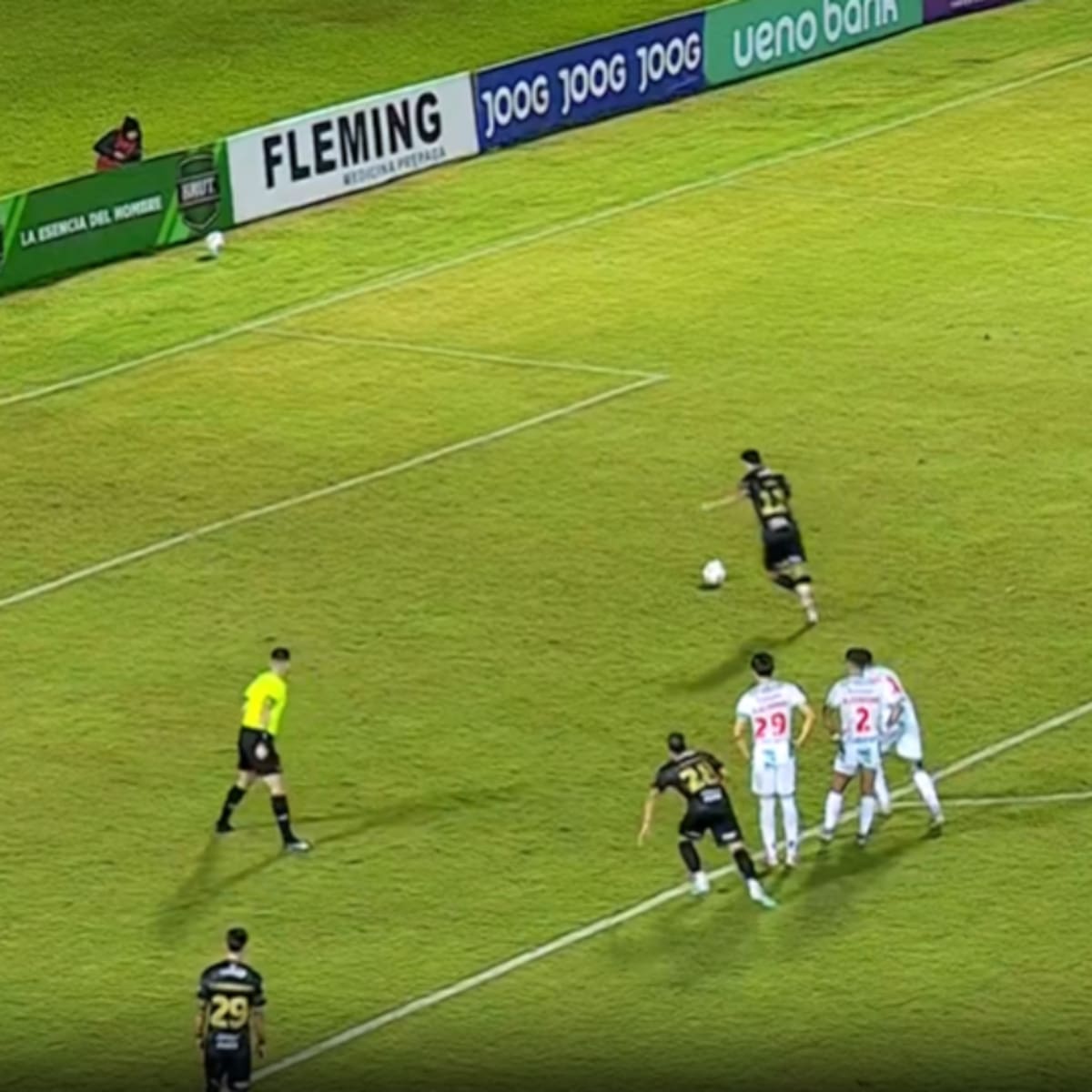 VIDEO | Con feroz pelotazo en la cara: el penal que postula a ser el más raro de todos los tiempos