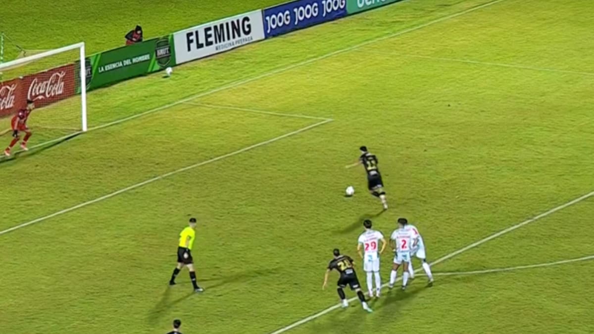 VIDEO | Con feroz pelotazo en la cara: el penal que postula a ser el más raro de todos los tiempos