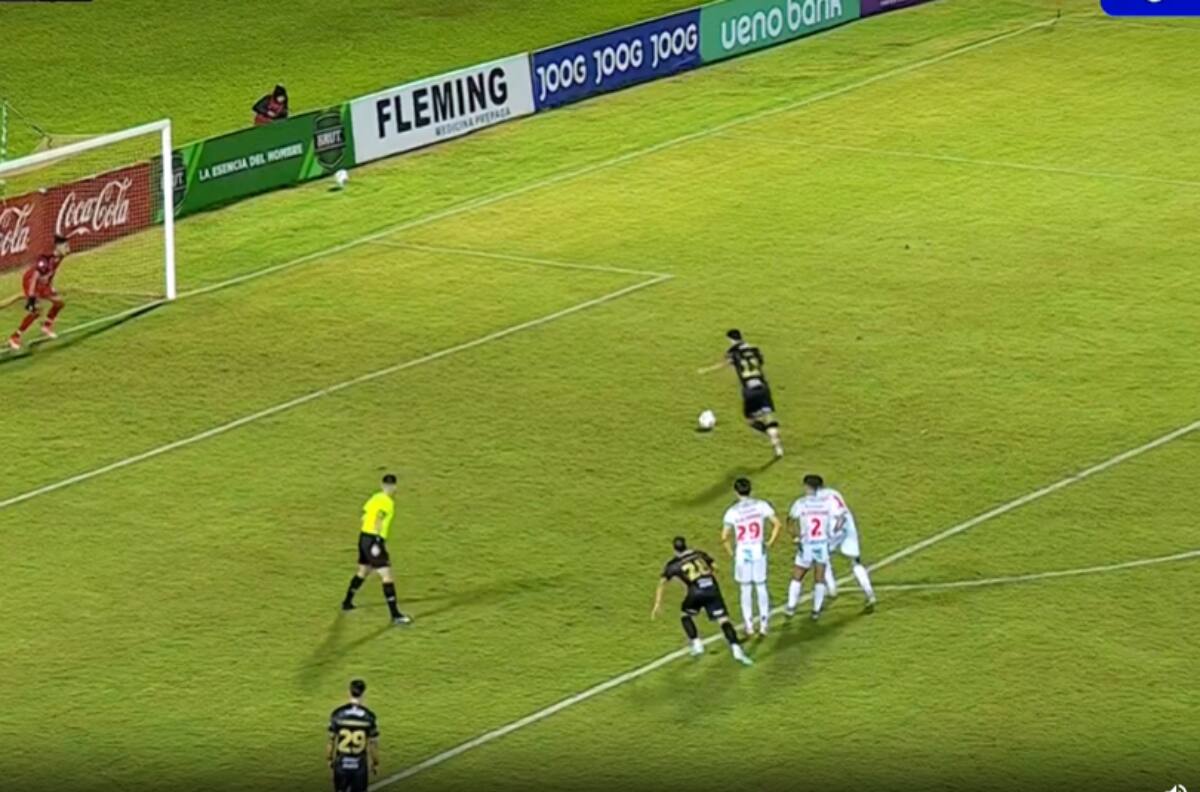 VIDEO | Con feroz pelotazo en la cara: el penal que postula a ser el más raro de todos los tiempos