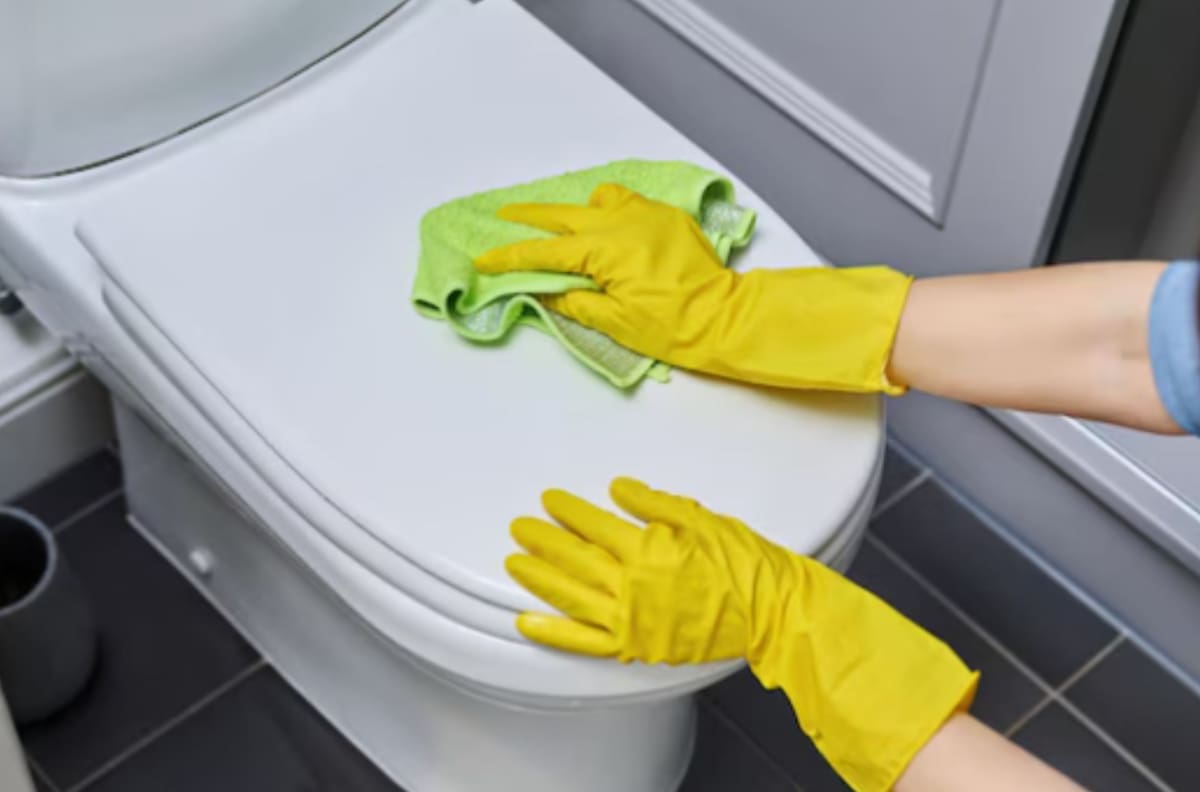 Adiós a los químicos: Con tres productos puedes preparar este eficiente limpiador de baños casero