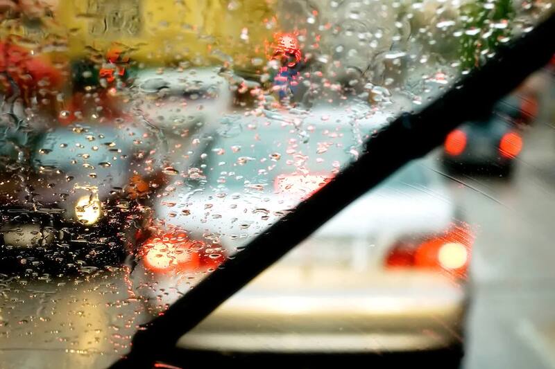 Los limpiaparabrisas son fundamentales en los días de lluvia para poder conducir de forma segura.