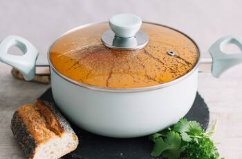 Así puedes dejar las tapas de tus ollas libres de grasa y como nuevas fácilmente