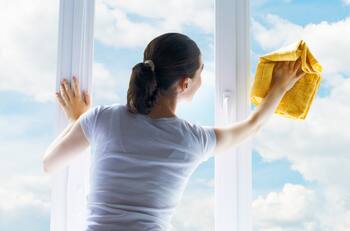 Ni detergente ni limpiavidrios: Este es el truco casero infalible que dejará tus ventanas impecables