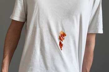 Ni limón ni vinagre: Así puedes quitar las manchas de salsa fácilmente de tu ropa