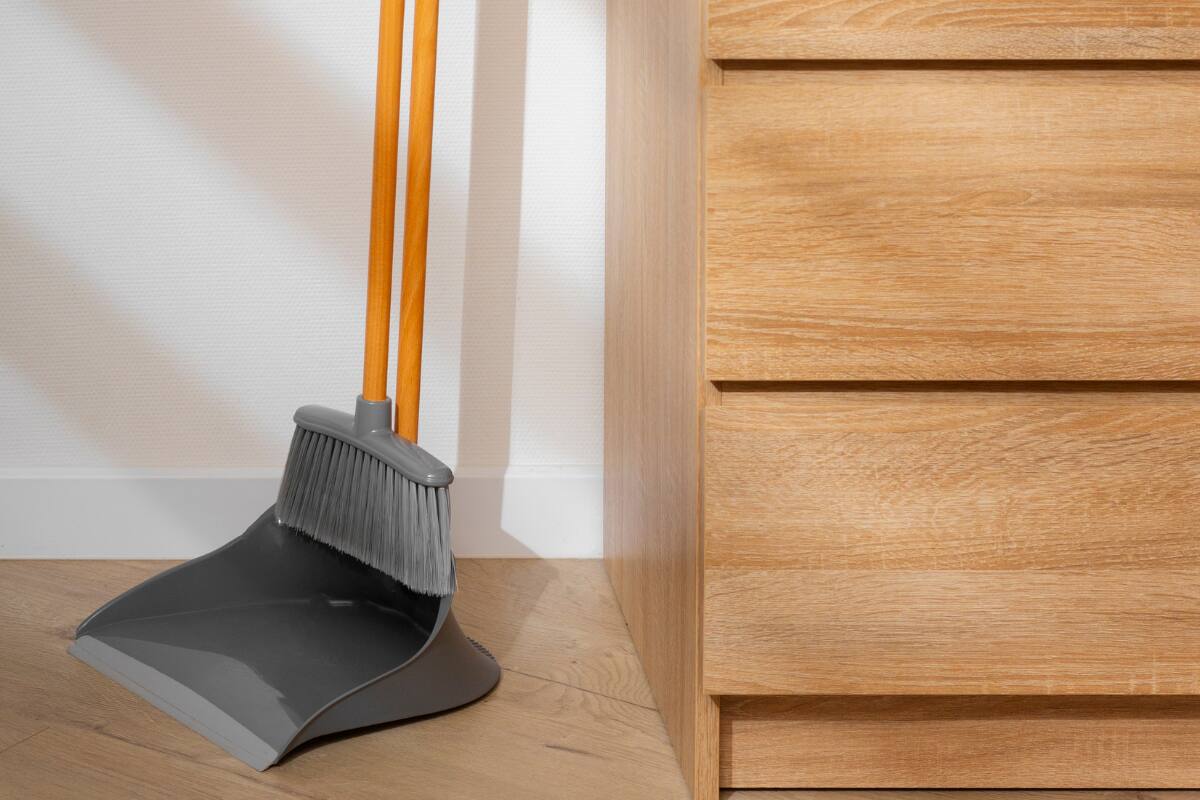 Solo necesitarás tu escoba y una bolsa de basura.