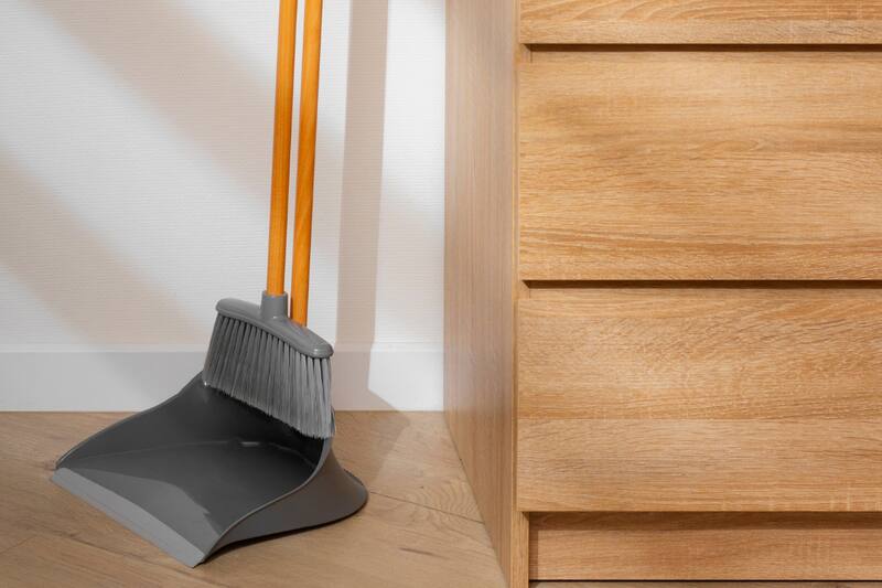 Solo necesitarás tu escoba y una bolsa de basura.