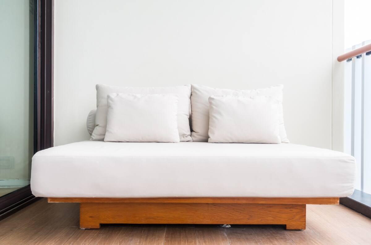 Ni vinagre ni bicarbonato: Así puedes eliminar las manchas de tus colchones y sillones