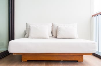 Ni vinagre ni bicarbonato: Así puedes eliminar las manchas de tus colchones y sillones