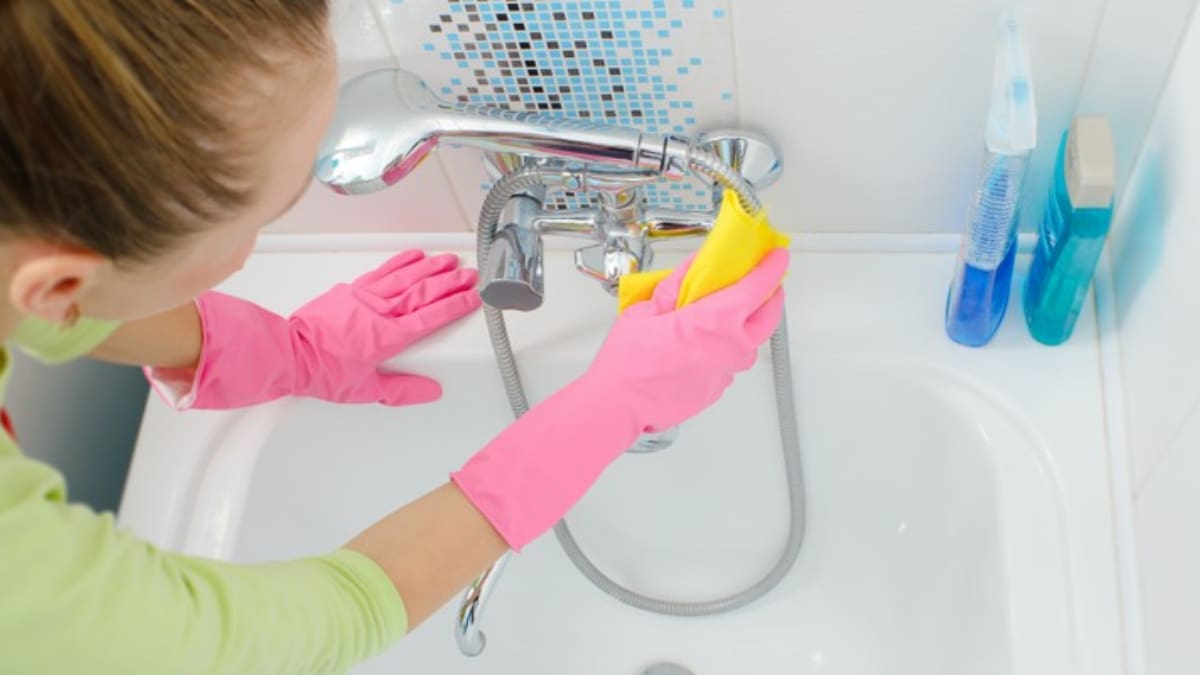 Con esta mezcla casera podrás quitar el sarro acumulado en la tina de tu baño