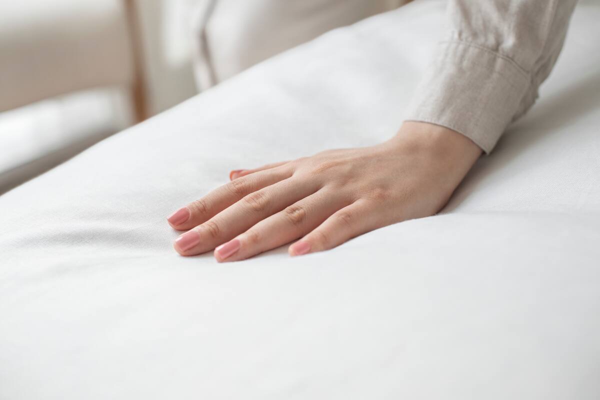 En pocos pasos, podrás dejar tu cama como nueva usando productos que tienes en tu hogar. Créditos: Freepik.