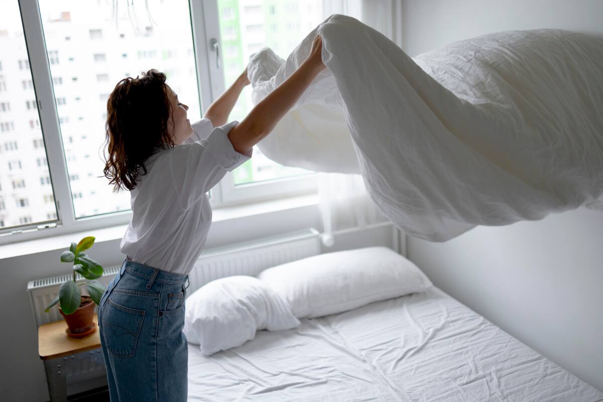 Para evitar problemas a la salud, se recomienda hacer el aseo de la cama en profundidad con frecuencia. Créditos: Freepik.