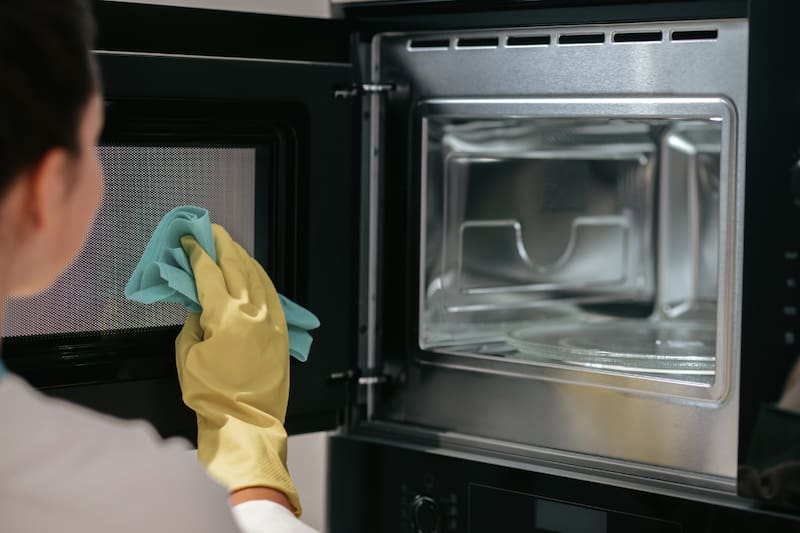 Siguiendo solo dos pasos, puedes dejar el electrodoméstico como nuevo. Créditos: Freepik.