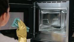 Sencillo y eficaz: El truco definitivo para limpiar el microondas y dejarlo con buen olor