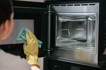 Sencillo y eficaz: El truco definitivo para limpiar el microondas y dejarlo con buen olor