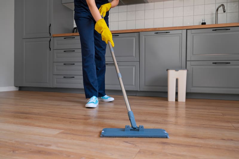 Te enseñamos el producto ideal para dejar tus pisos relucientes en pocos minutos. Créditos: Freepik.