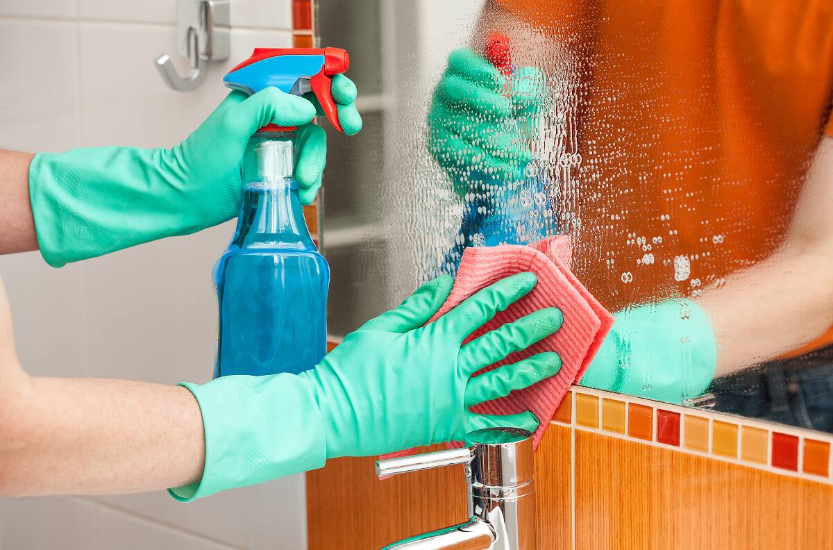 Olvídate de las manchas y huellas en las ventanas y espejos con estas soluciones caseras