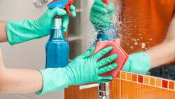 Olvídate de las manchas y huellas en las ventanas y espejos con estas soluciones caseras