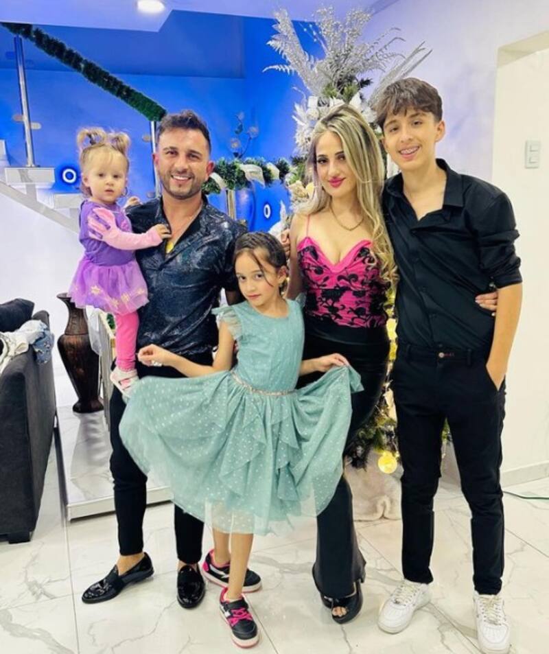 Linda Marcovich junto a su esposo e hijos. Créditos: Instagram