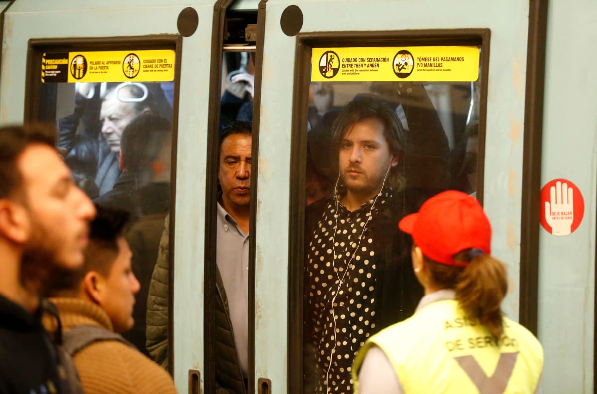 Metro de Santiago reanuda operación en Línea 1 tras cierre de seis estaciones por persona en la vía