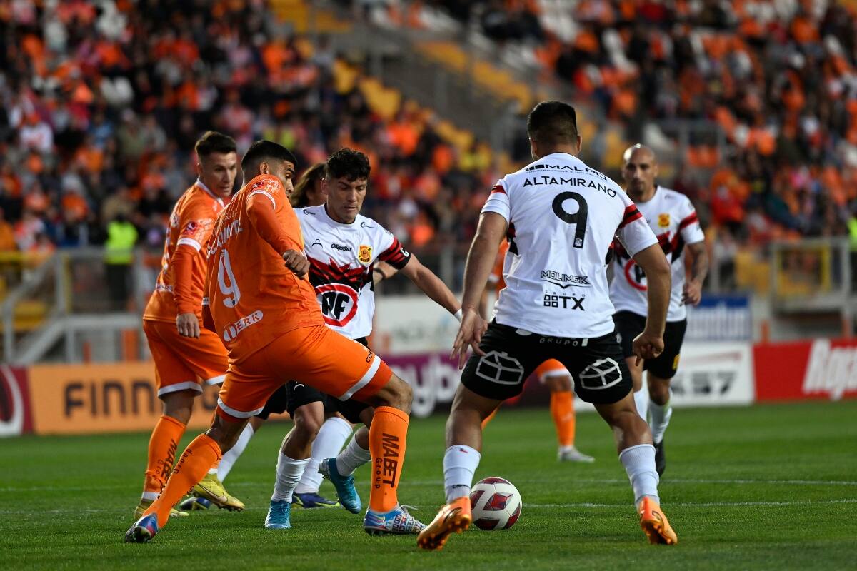 disputa el balón ante David Escalante en el partido entre Rangers y Cobreloa.