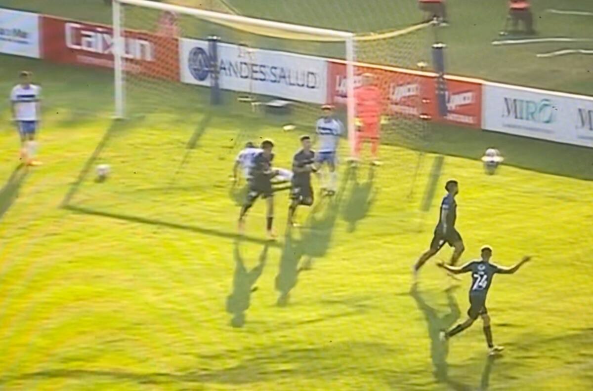 VIDEO | El primero del fútbol chileno en 2026: Huachipato sorprende con este gol a la UC en la Supercopa